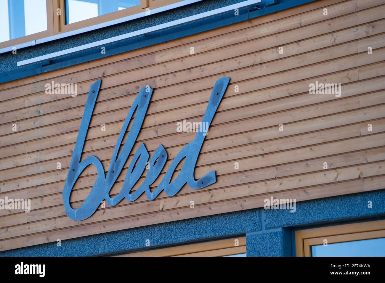 Helmbrechts, Germania. 30 Marzo 2021. Uno sguardo al logo "smarginatura". Ristrutturando il suo negozio di fabbrica con articoli per le esigenze quotidiane, Bleed è stato in grado di riaprire il suo negozio di fabbrica. (A dpa: 'Jeans e articoli della farmacia - come i negozi di moda si aprono nella pandemia') credito: Nicolas Armer/dpa/Alamy Live News Foto Stock
