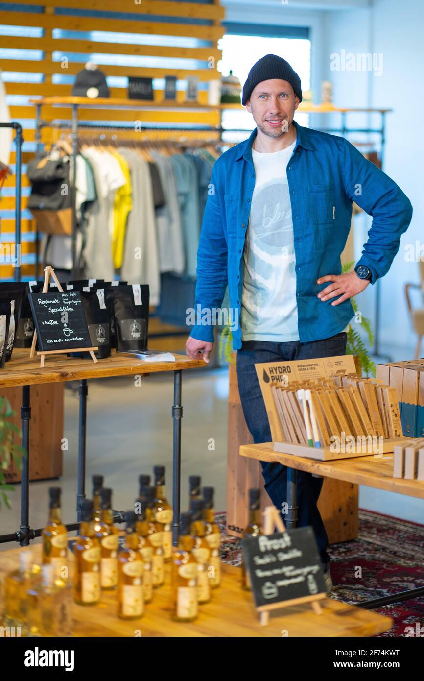 Helmbrechts, Germania. 30 Marzo 2021. Il fondatore dell'etichetta di moda  'Bleed Clothing', Michael Spitzbarth, si trova nel negozio di fabbrica  della sua azienda. Ristrutturando il suo negozio di fabbrica con articoli  per