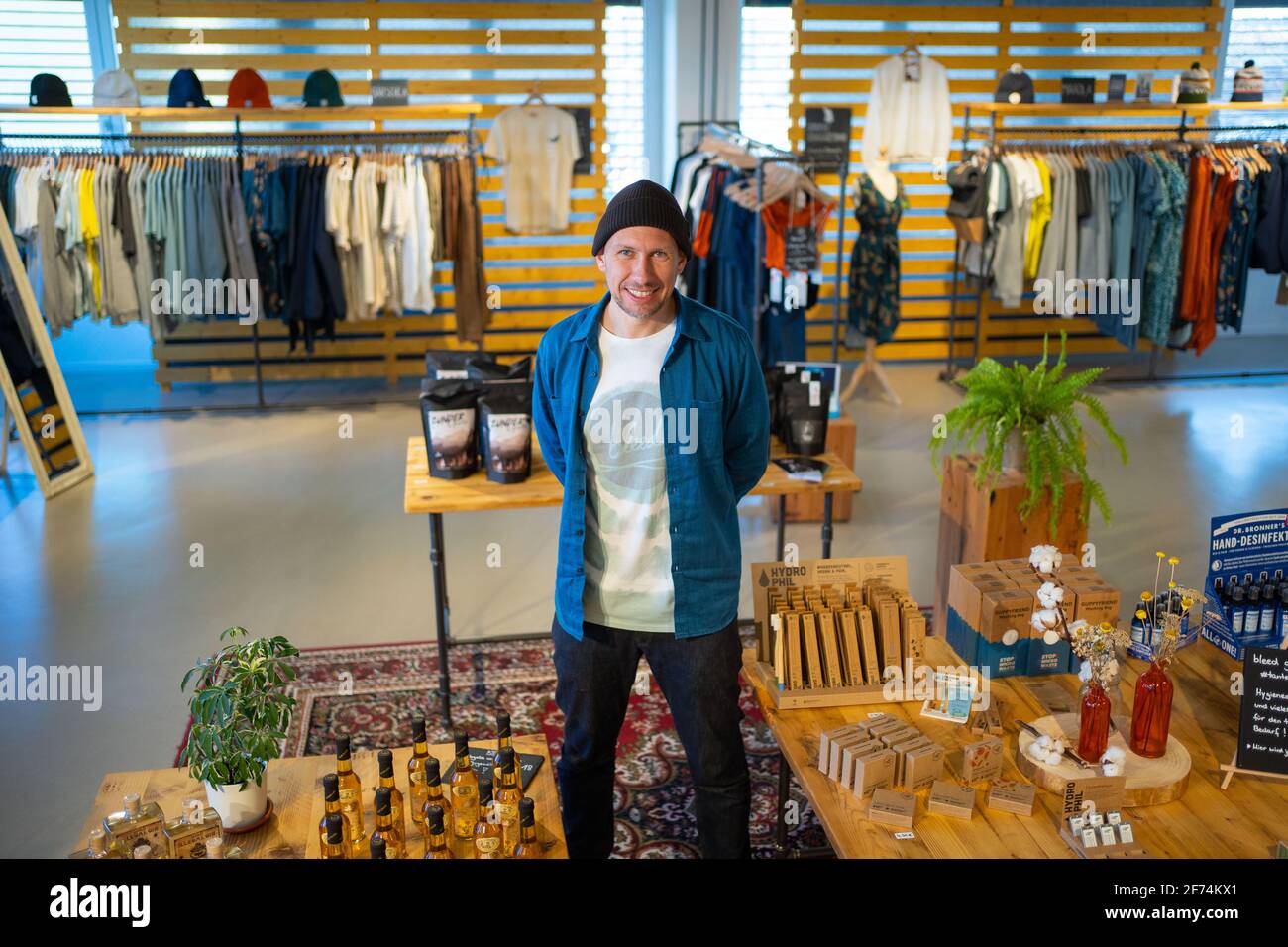 Helmbrechts, Germania. 30 Marzo 2021. Il fondatore dell'etichetta di moda 'Bleed Clothing', Michael Spitzbarth, si trova nel negozio di fabbrica della sua azienda. Ristrutturando il suo negozio di fabbrica con articoli per le esigenze quotidiane, Bleed ha potuto riaprire il suo negozio di fabbrica. (A dpa: 'Jeans e articoli della farmacia - come i negozi di moda si aprono nella pandemia') credito: Nicolas Armer/dpa/Alamy Live News Foto Stock