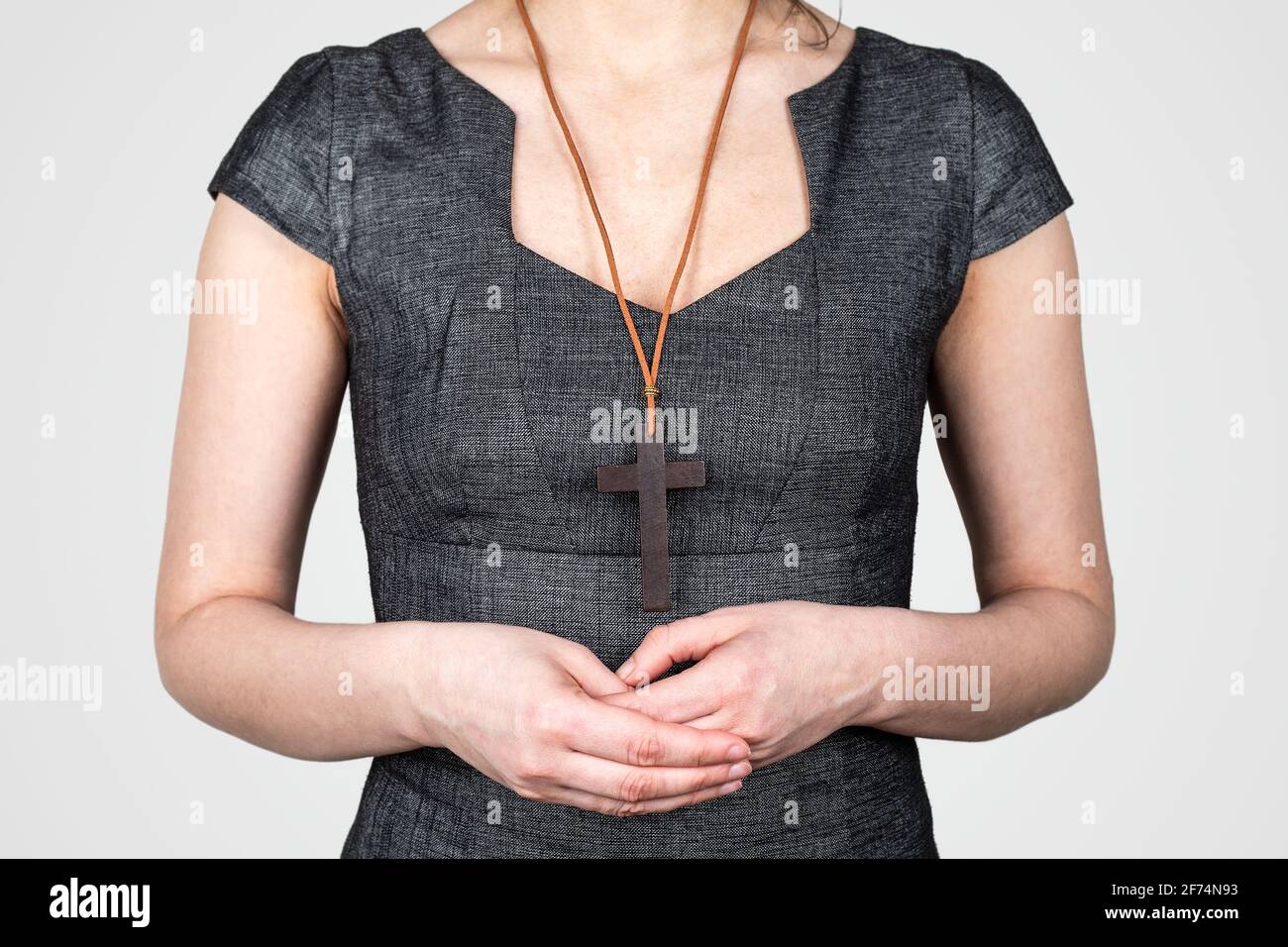 Donna con una croce di legno intorno al collo. Religione e credo. Foto Stock
