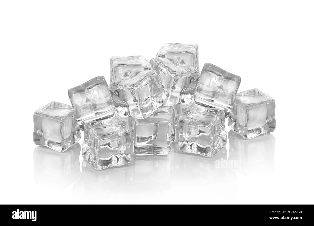 Il cubo di ghiaccio isolato su sfondo bianco Foto Stock