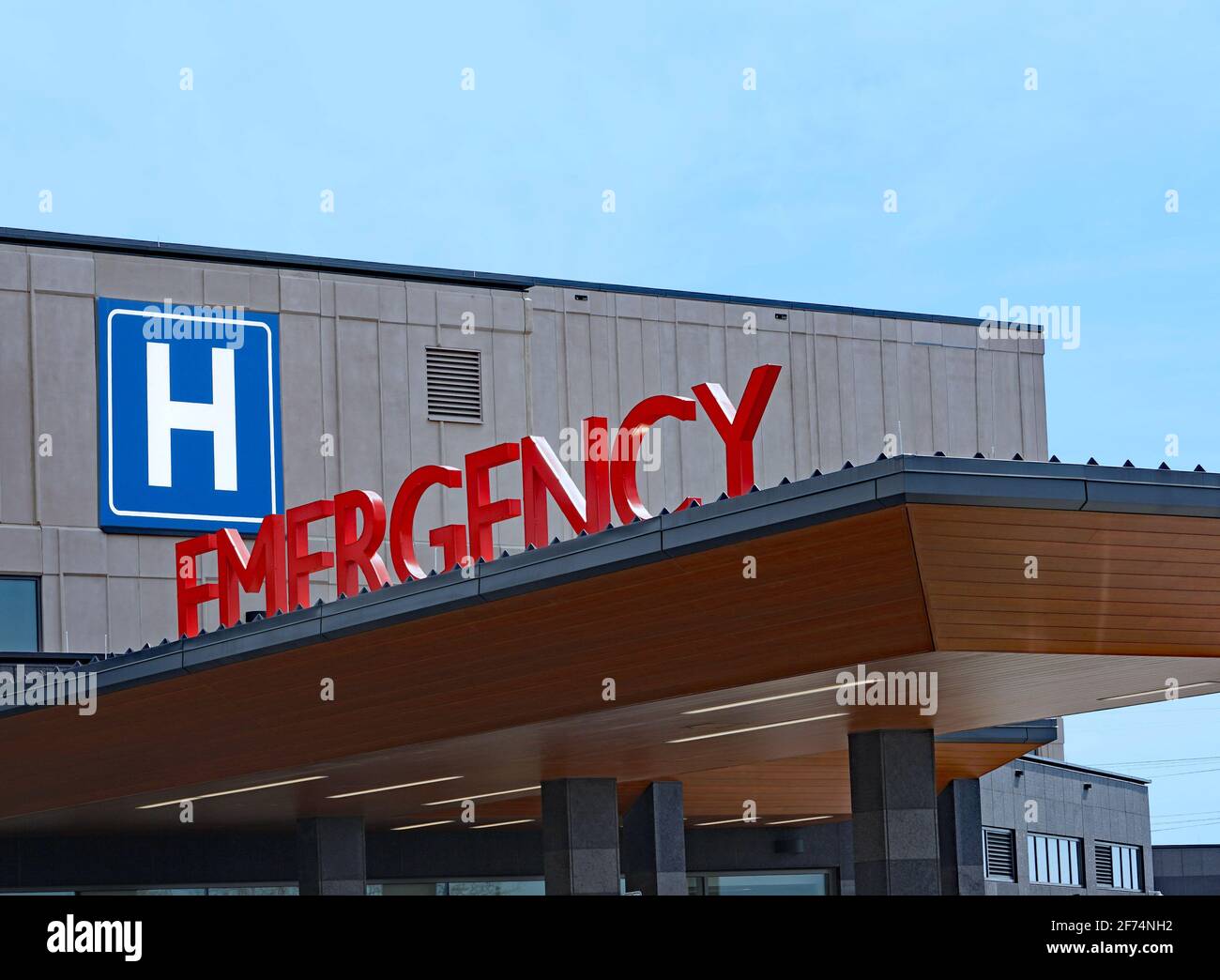 Cartello di emergenza sopra l'ingresso al pronto soccorso dell'ospedale Foto Stock