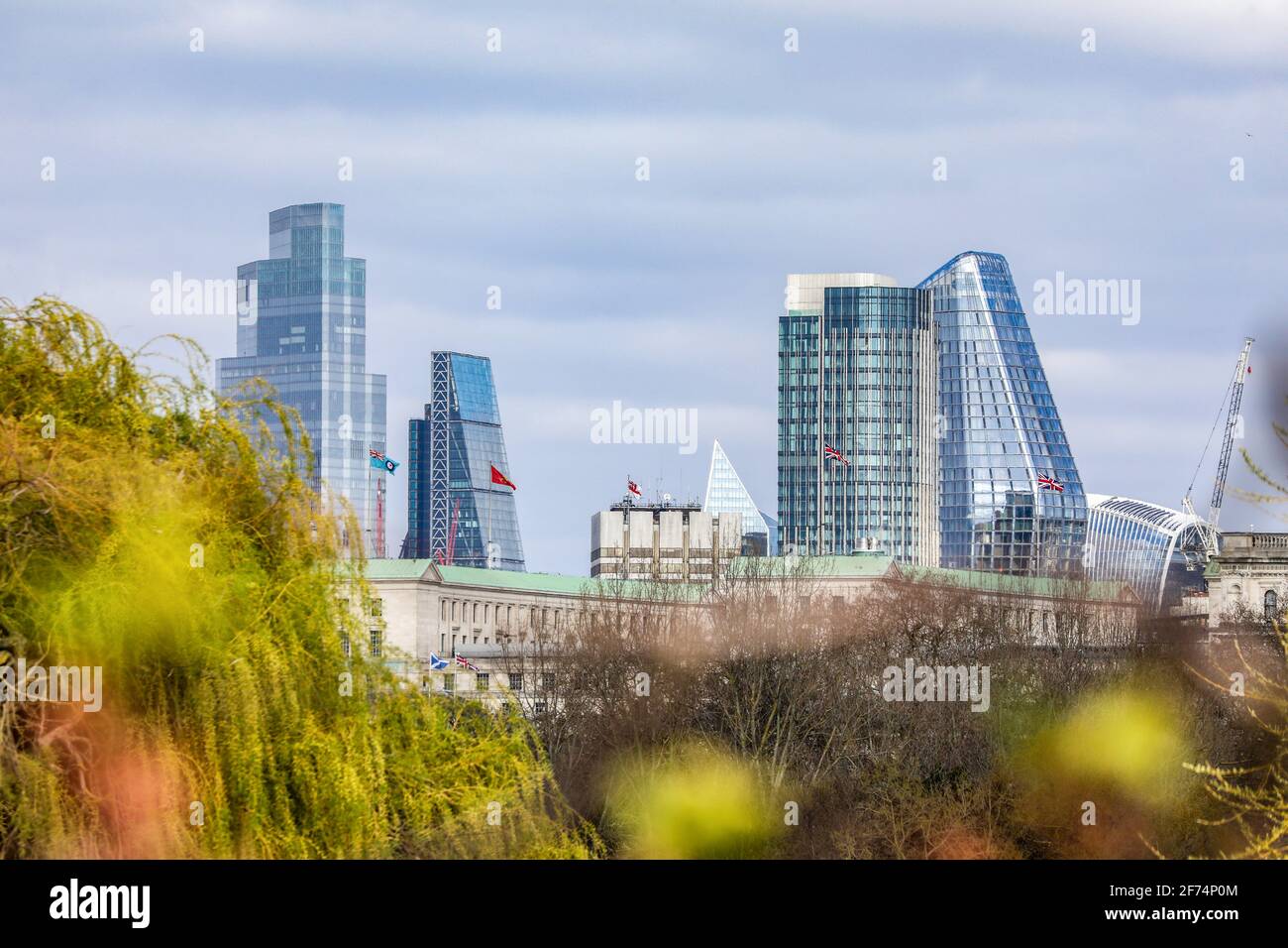 Londra, Regno Unito. 2 Apr 2021. Una vista dello skyline di Londra dal St James' Park, mentre il tempo soleggiato di Londoner si avvantaggia la domenica di Pasqua. Credit: Brett Cove/SOPA Images/ZUMA Wire/Alamy Live News Foto Stock