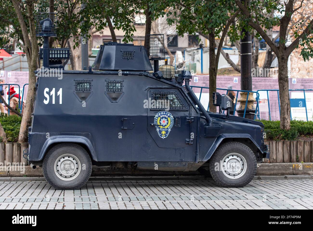 ISTANBUL - DEC 31: Furgone di polizia o auto di polizia corazzata in una strada di Istanbul, dicembre 31. 2021 in Turchia Foto Stock