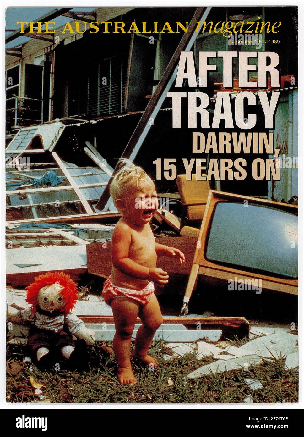 Copertina della rivista Australian Magazine, 16-17 dicembre 1989, che riporta 15 anni da quando Cyclone Tracy uccise 71 persone e distrusse più del 70% degli edifici di Darwin, compreso il 80% del houses.in il territorio del Nord dell'Australia. Foto Stock