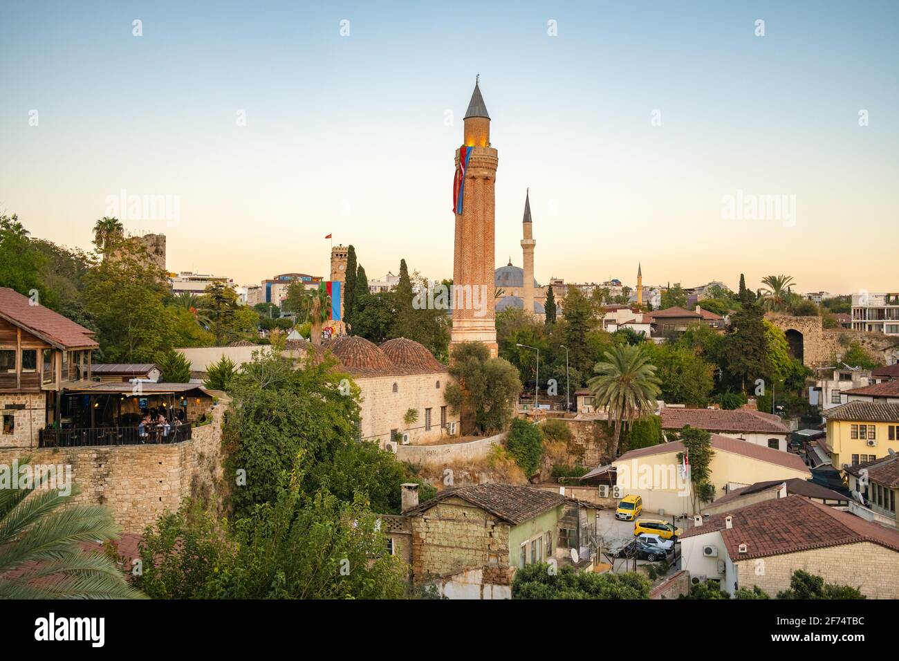 Torre dell'Orologio e minareto Yivli nel centro storico di Kaleici ad Antalya, Turchia Foto Stock
