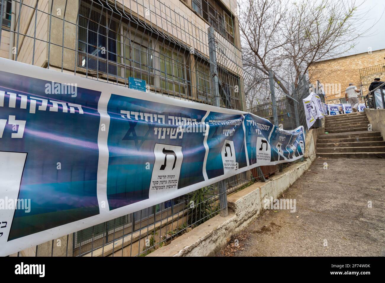 gerusalemme-israele. 23-03-2021. Propaganda elettorale presso la stazione elettorale, il giorno delle elezioni israeliane 2021 Foto Stock