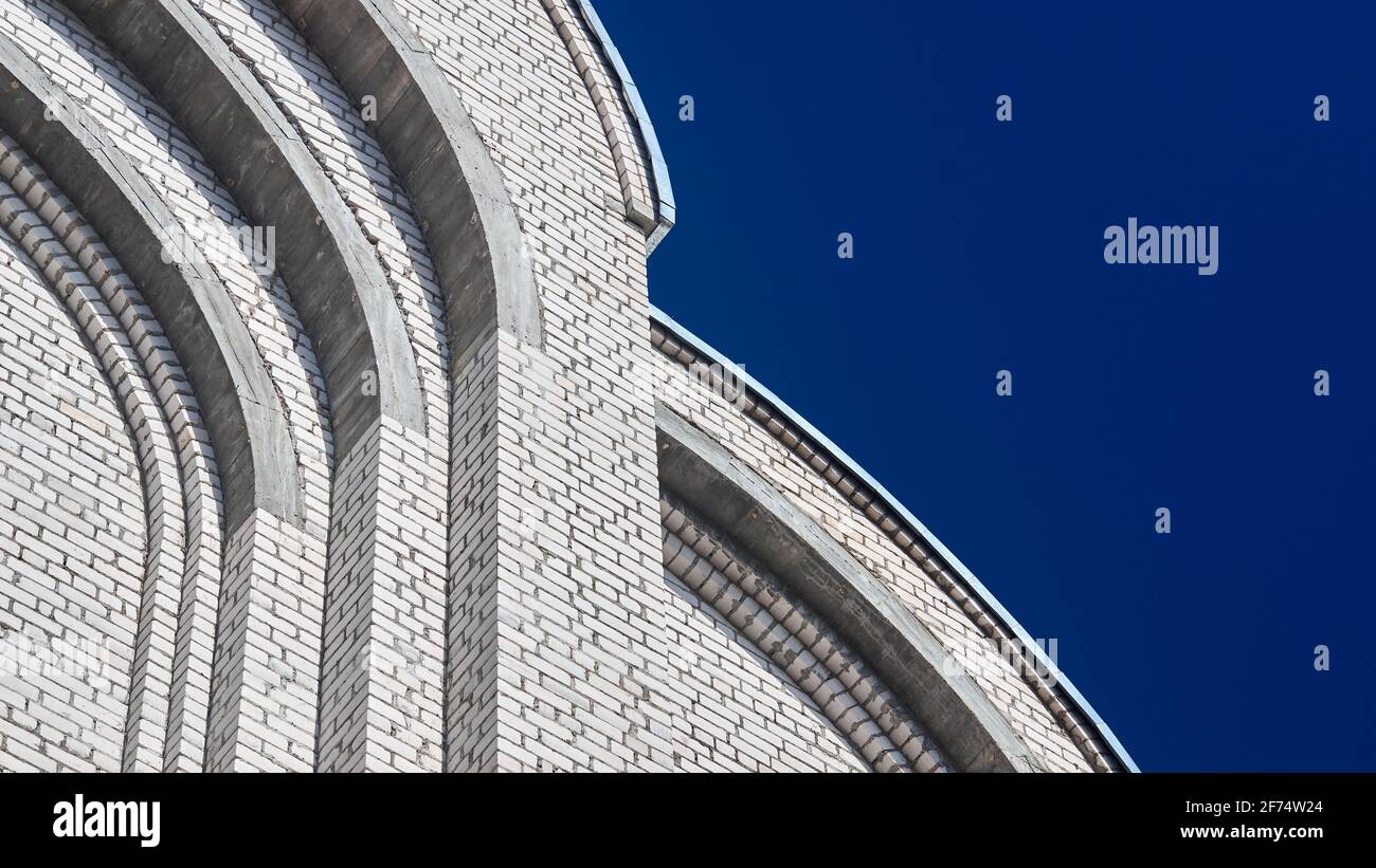 Architettura costruzione dettaglio closeup elemento a cupola del tempio ortodosso arco concha zakomara in mattoni e calcestruzzo in costruzione di Foto Stock