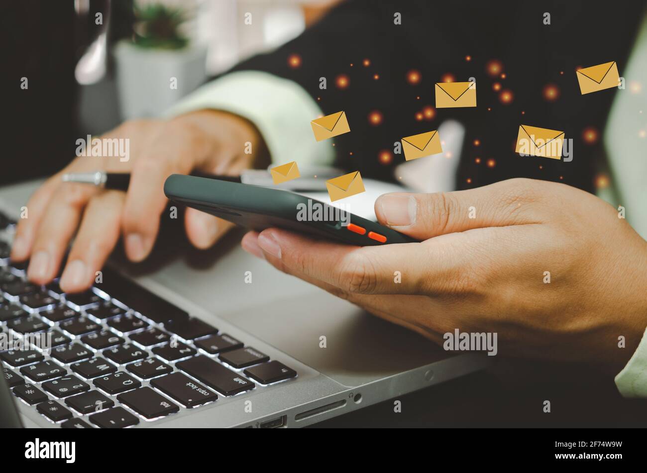 Primo piano uomo che tiene un telefono cellulare un messaggio e-mail icona. Marketing business inviare informazioni ai clienti o hacking transazioni online. Affari Foto Stock