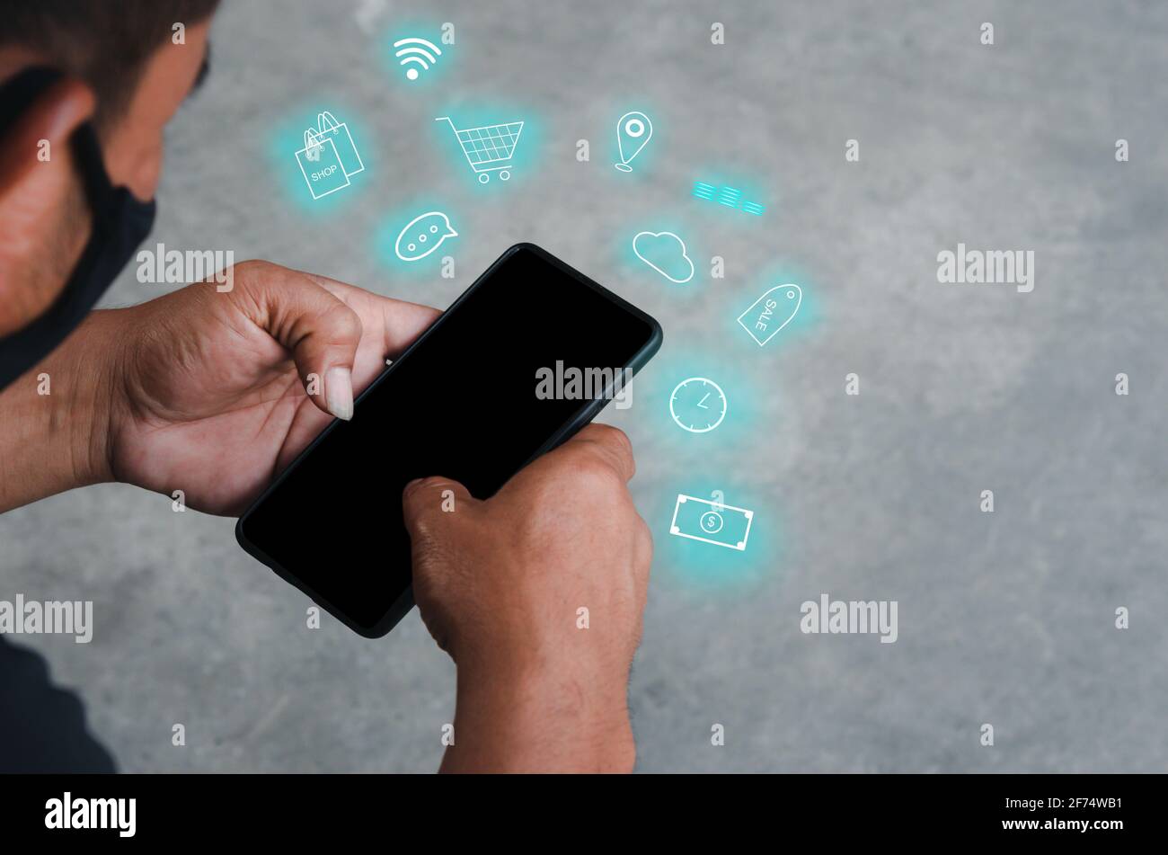 Smartphone portatile con icone. Utilizzo a mano smartphone online shopping concetto di rete di social media. Foto Stock