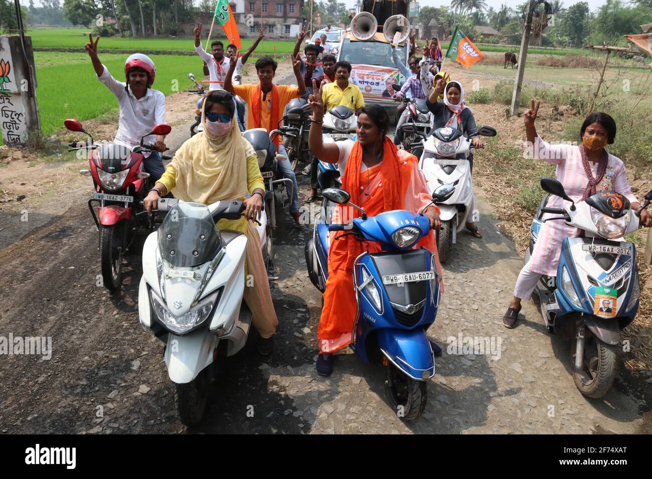 Kolkata, India. 04th Apr 2021. I sostenitori del BJP detengono il falo del partito del BJP al Bike Rally in vista delle elezioni del Bengala Occidentale a Tarakeswar. (Foto di Dipa Chakraborty/Pacific Press) Credit: Pacific Press Media Production Corp./Alamy Live News Foto Stock