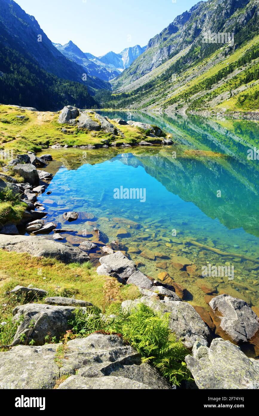Lago di Gaube vicino villaggio Cauterets nel dipartimento degli alti Pirenei, Francia, Europa. Splendido paesaggio montano in estate. Foto Stock