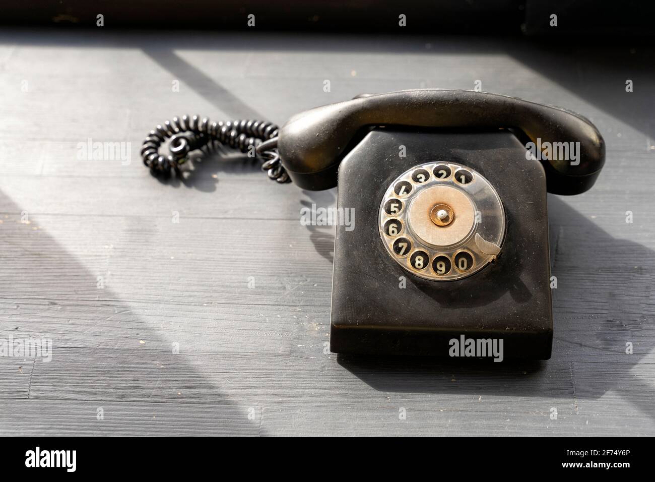 nero vecchio telefono polveroso con disco, copia spase Foto Stock