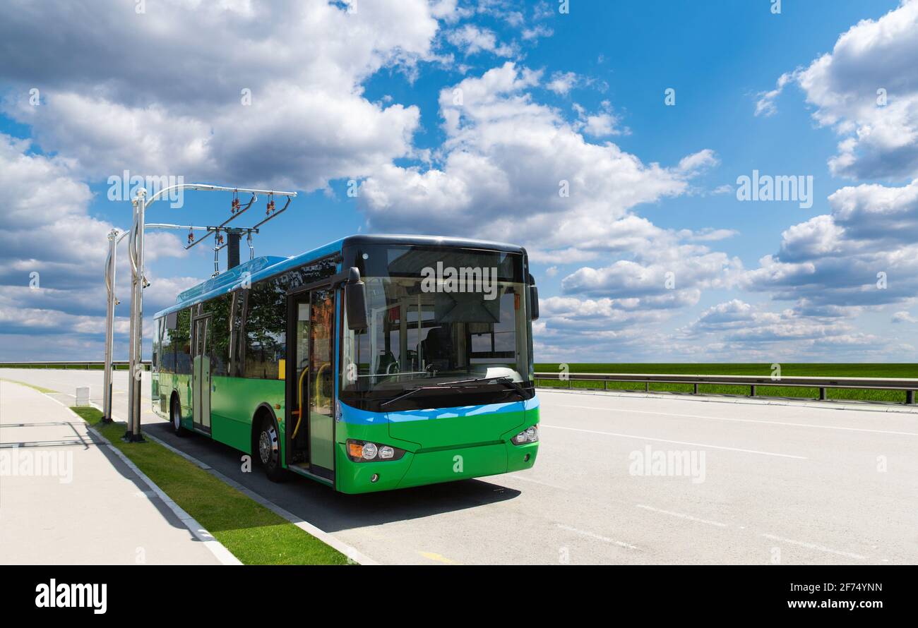 Il bus elettrico a una fermata è a pagamento da pantografo Foto Stock