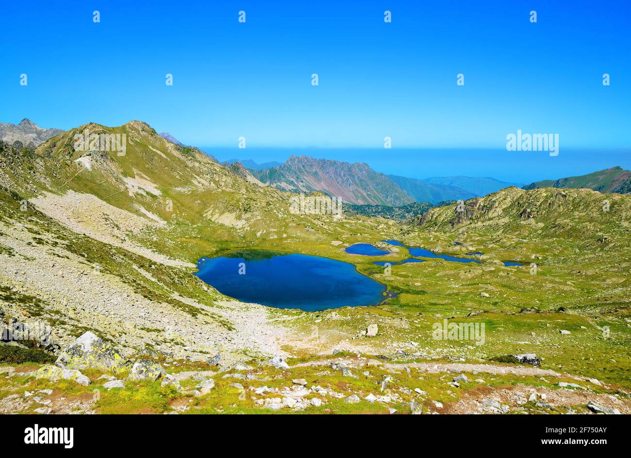 Vista dal col de Bastanet sul lago Lac De la Hourquette nella riserva naturale nazionale di Neouvielle, dipartimento degli alti Pirenei, Francia. Foto Stock