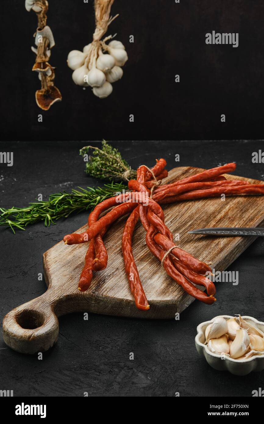 Lunghe e sottili salsicce di maiale fatte in casa con aglio Foto Stock