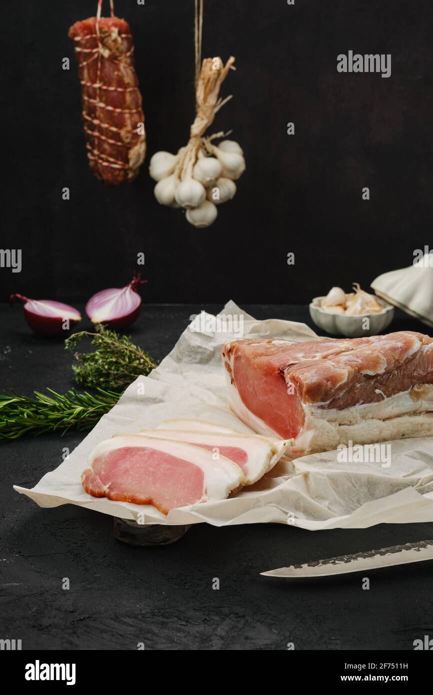 Prosciutto di manzo affumicato su tagliere di legno Foto Stock