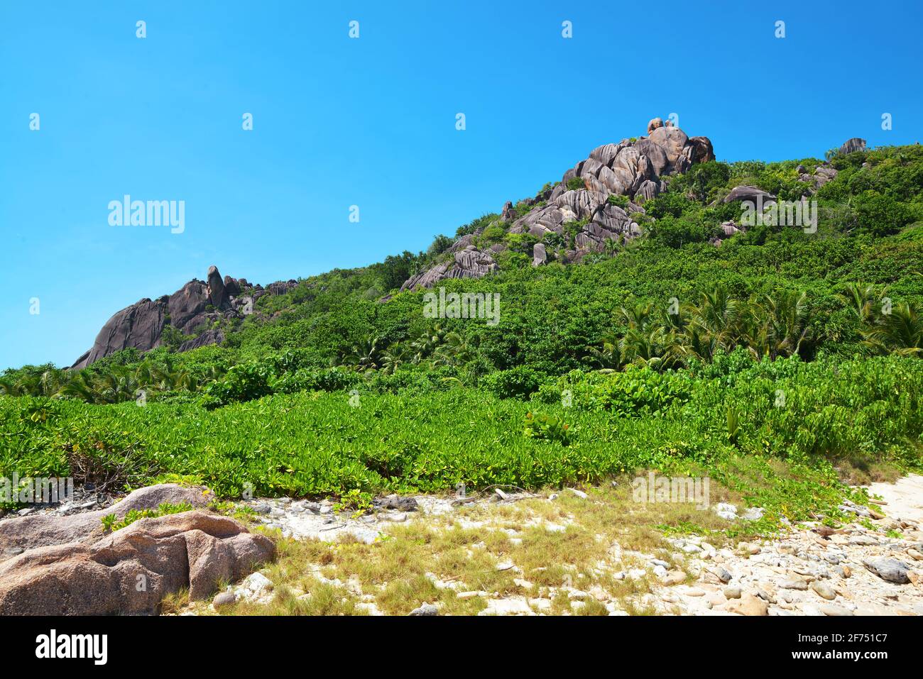 Rocce di granito vicino alla spiaggia di Anse Pierrot. Isola la Digue, Seychelles. Destinazione tropicale nell'oceano Indiano. Foto Stock