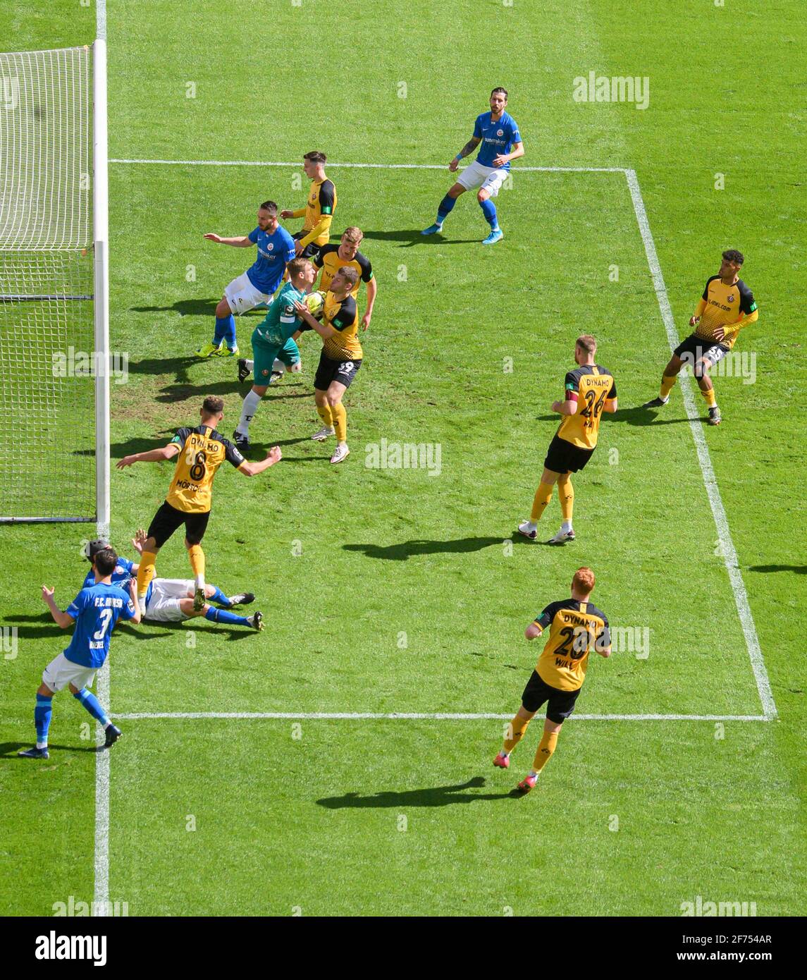 Dresda, Germania. 04th Apr 2021. Calcio: 3. campionato, SG Dynamo Dresden - FC Hansa Rostock, Matchday 30, a Rudolf-Harbig-Stadion. Heinz Mörschel (l-r), portiere Kevin Broll, Jonathan Meier, Christoph Daferner, Kevin Ehlers, Sebastian mai, Paul Will, Ransford-Yeboah Königsdörffer, sono nella zona di penalità in lotta per la palla. Credit: Robert Michael/dpa-Zentralbild/dpa/Alamy Live News Foto Stock