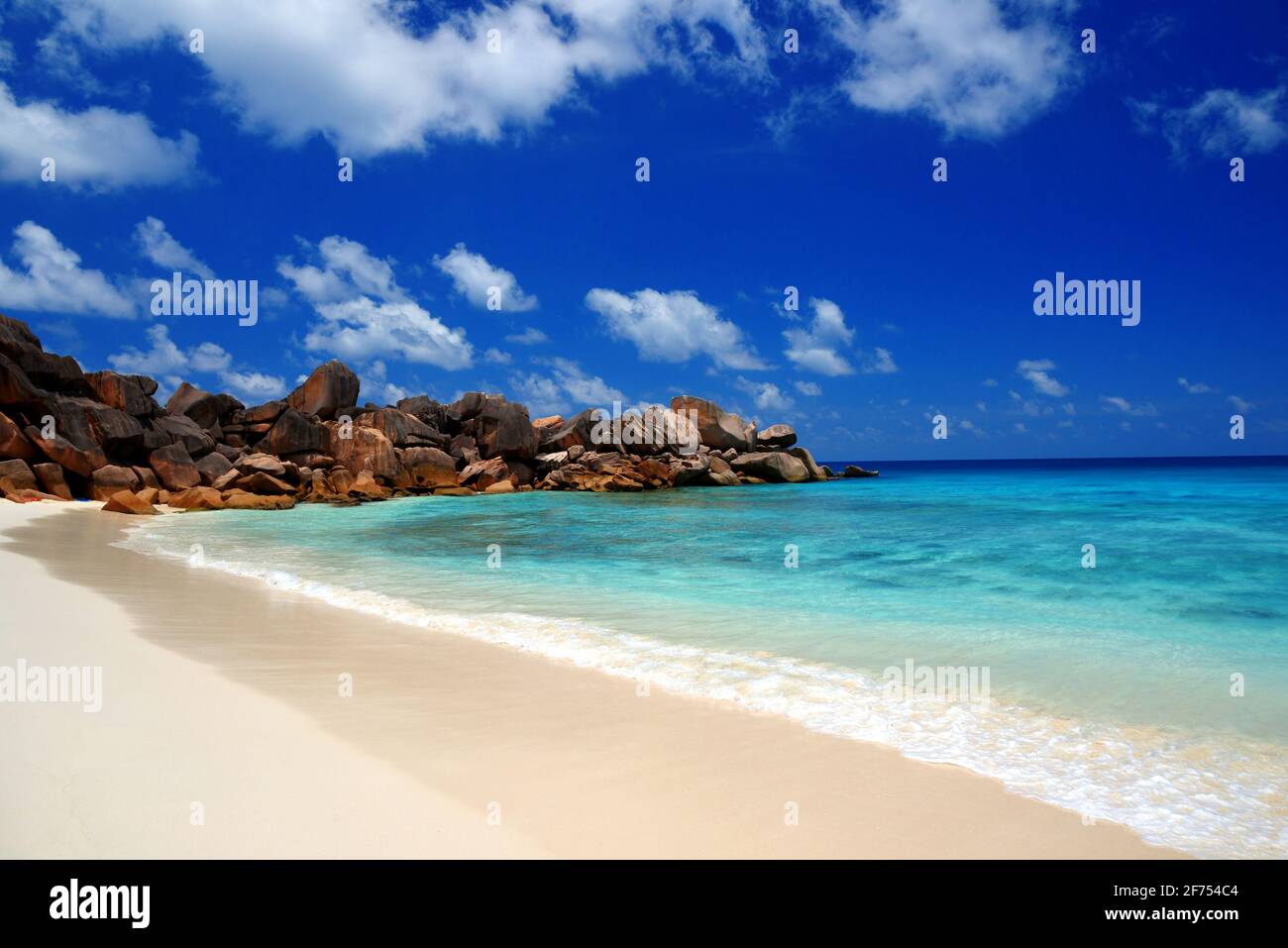 Grande Anse spiaggia a la Digue Island, Oceano Indiano, Seychelles. Viaggio tropicale destinazione. Foto Stock