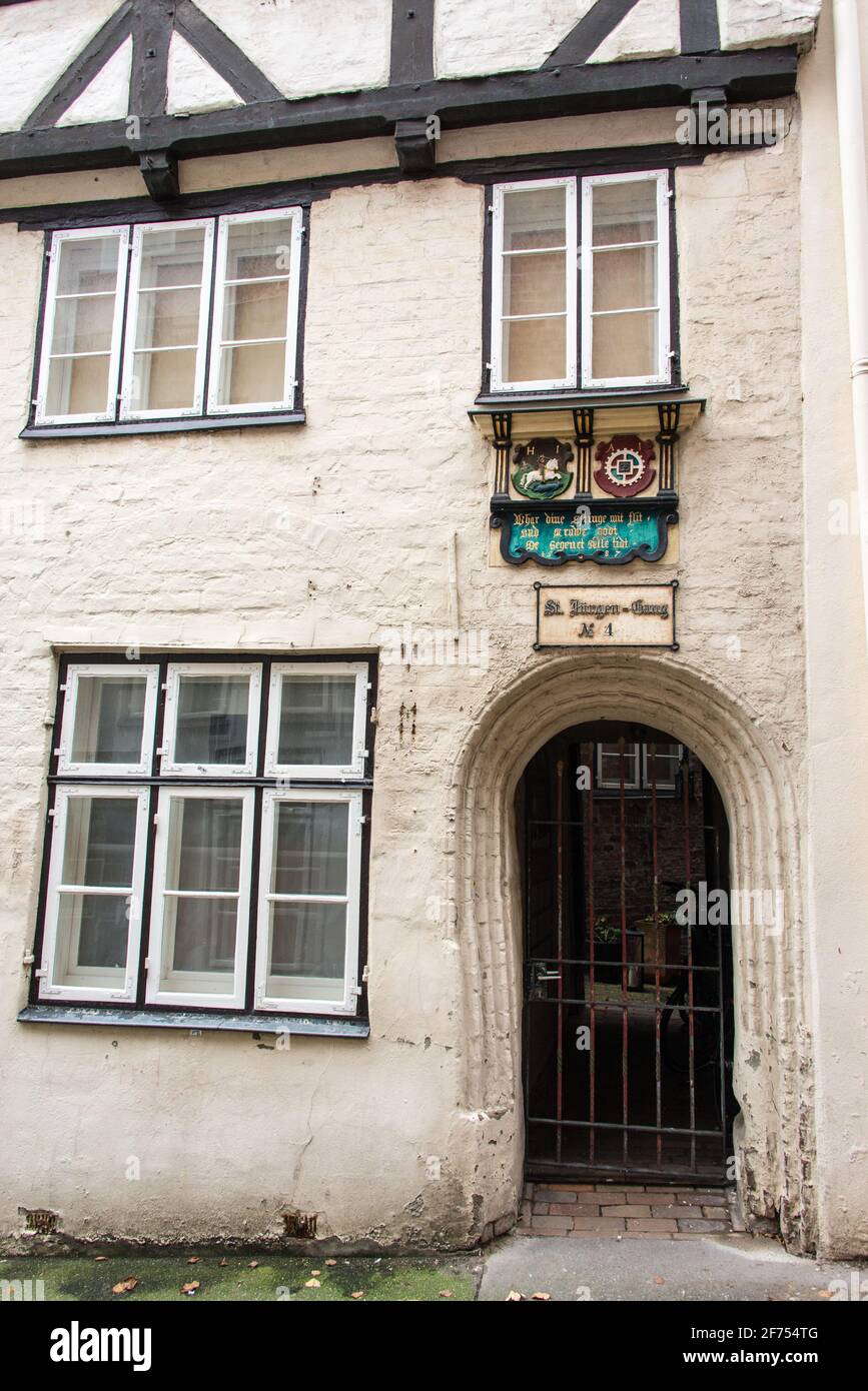 Una casa medievale storta in una stretta corsia del centro storico di Lübeck Foto Stock