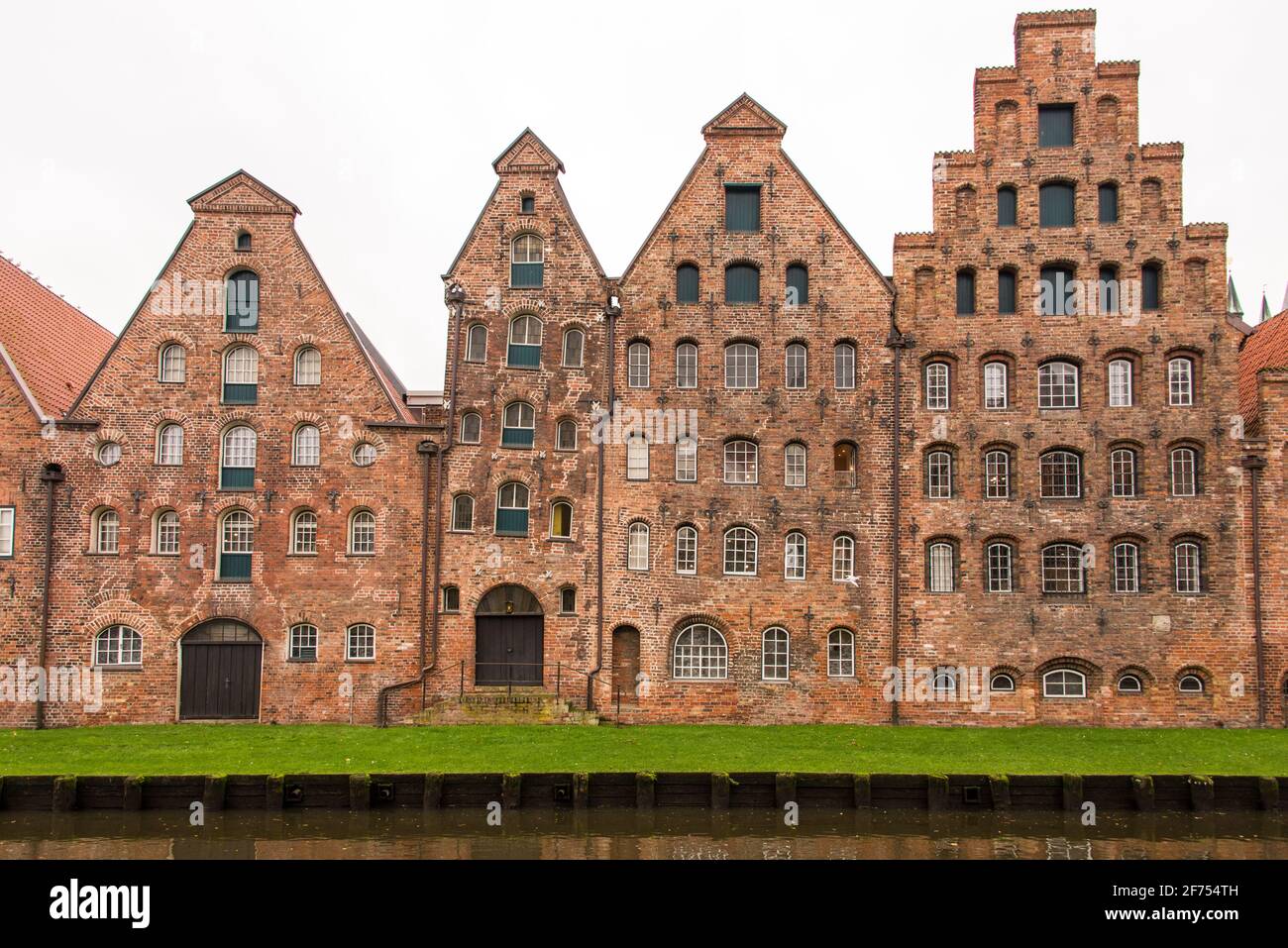 I magazzini storici di Lübeck erano in precedenza utilizzati per immagazzinare il sale. Foto Stock
