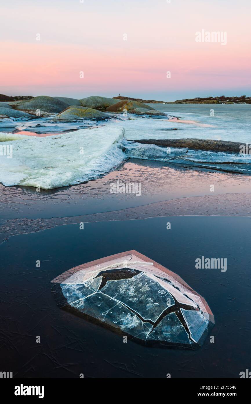Crepa nel ghiaccio sulla scena costiera durante l'alba Foto Stock