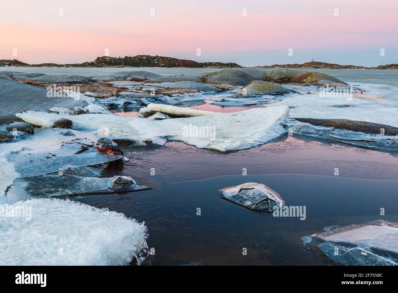 Scenario costiero di ghiaccio durante l'alba Foto Stock