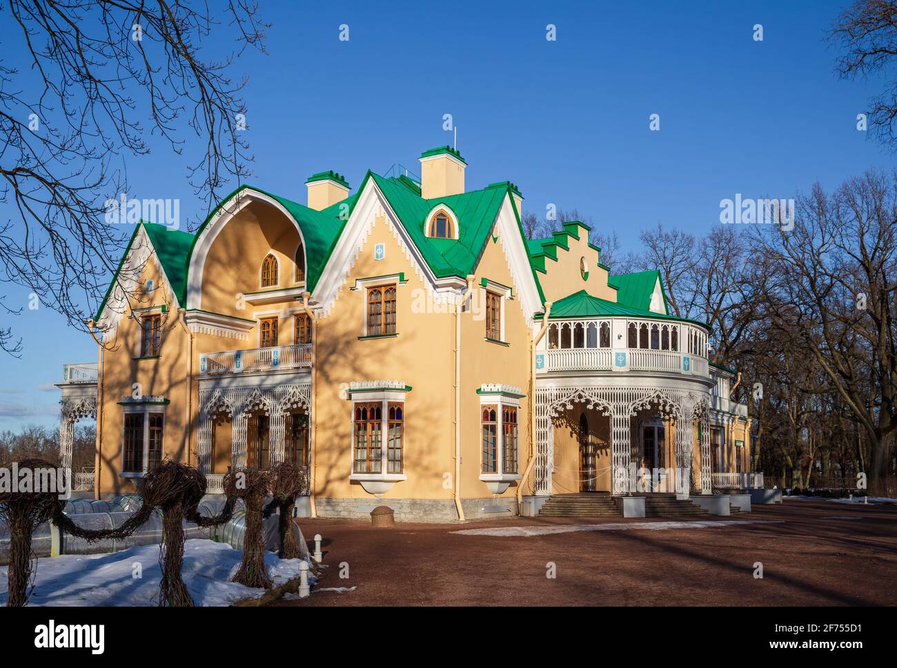 PETERHOF, SAN PIETROBURGO, RUSSIA - MARZO, 2021: Palazzo-cottage nel parco di Alessandria all'inizio della primavera Foto Stock