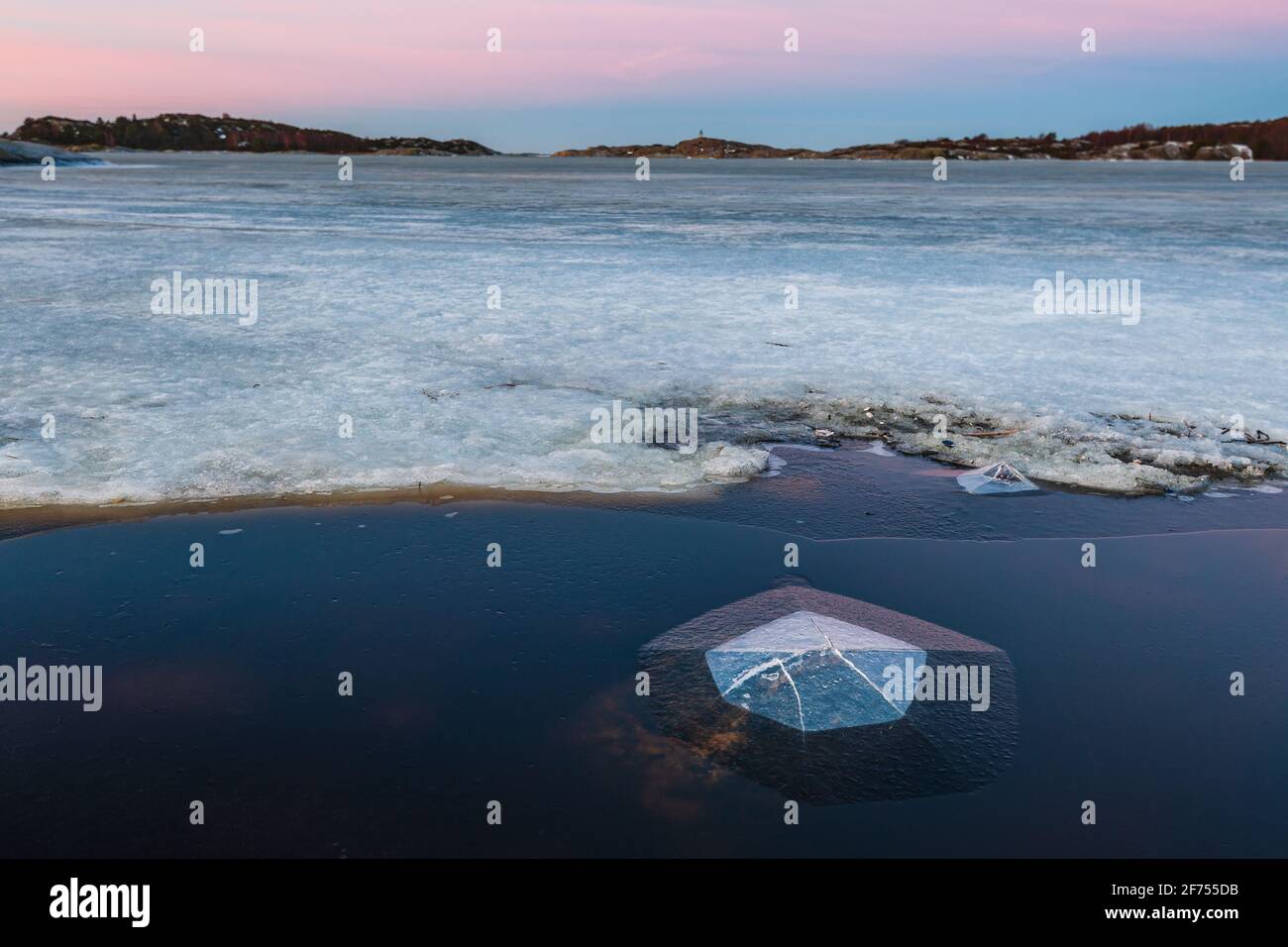 Crepa nel ghiaccio sulla scena costiera durante l'alba Foto Stock