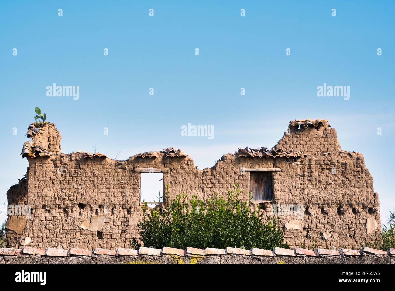 Vista di una vecchia casa in rovina costruita con 'ladiri' tradizionale Mattoni di fango utilizzati in Sardegna Foto Stock