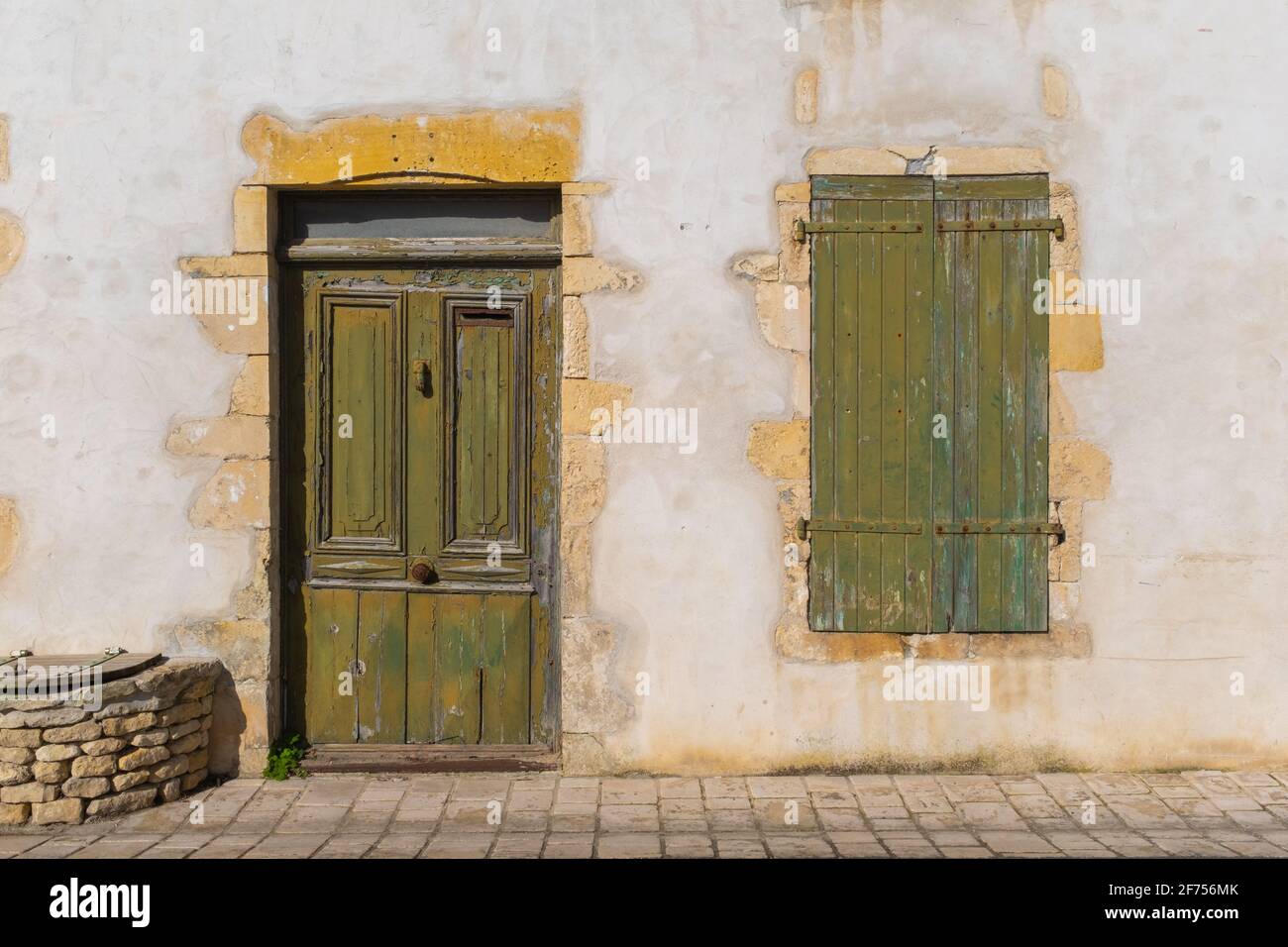 Vecchie porte e persiane in legno verde kaki, prese sull'isola di Rhé in una soleggiata giornata invernale Foto Stock