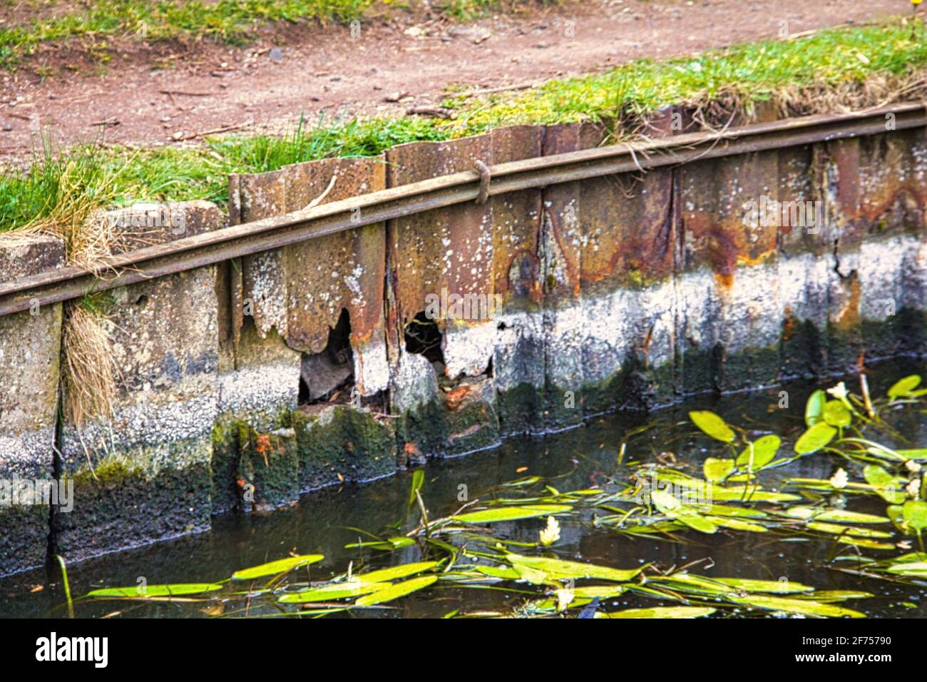 supporto del canale arrugginente Foto Stock