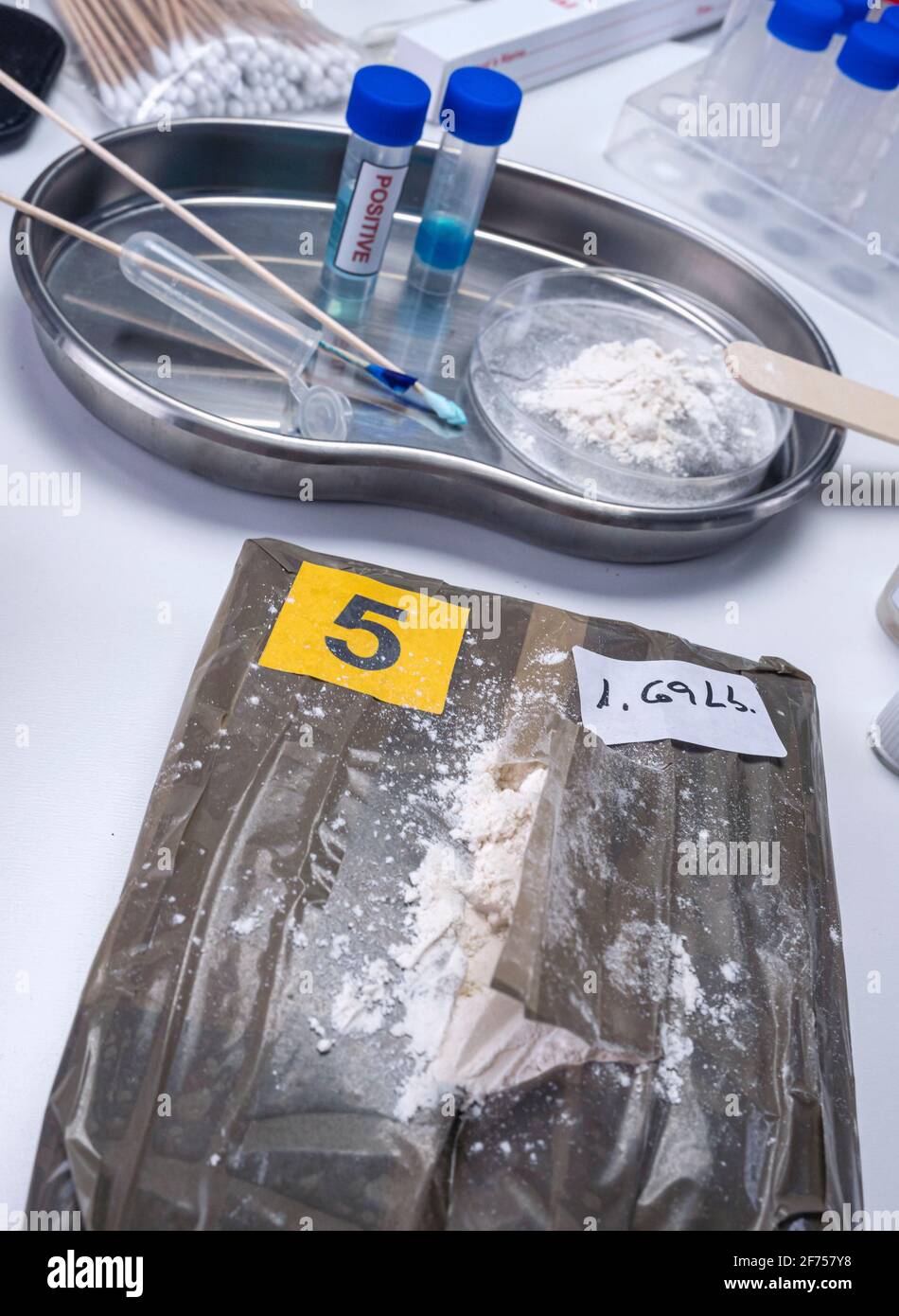 test positivo ai farmaci del laboratorio di criminalità, immagine concettuale Foto Stock