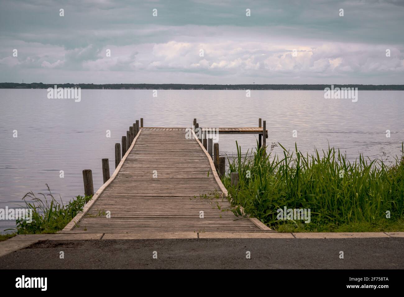 Un molo con vista sul Steinhuder Meer vicino a Hagenburg, bassa Sassonia, Germania Foto Stock