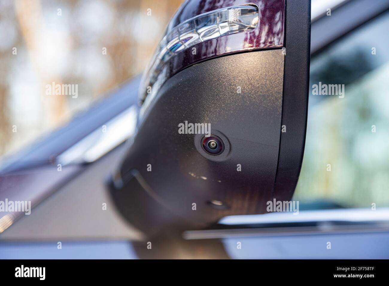 primo piano di una telecamera surround nello specchietto laterale di una moderna vista posteriore dell'auto. telecamera del sistema di parcheggio automatico. Foto Stock