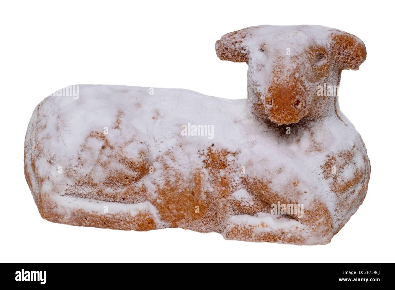 Decorazioni pasquali isolate. Macro di una tradizionale torta di agnello pasquale tedesca con zucchero in polvere o zucchero a velo isolato su sfondo bianco. Religioso Foto Stock