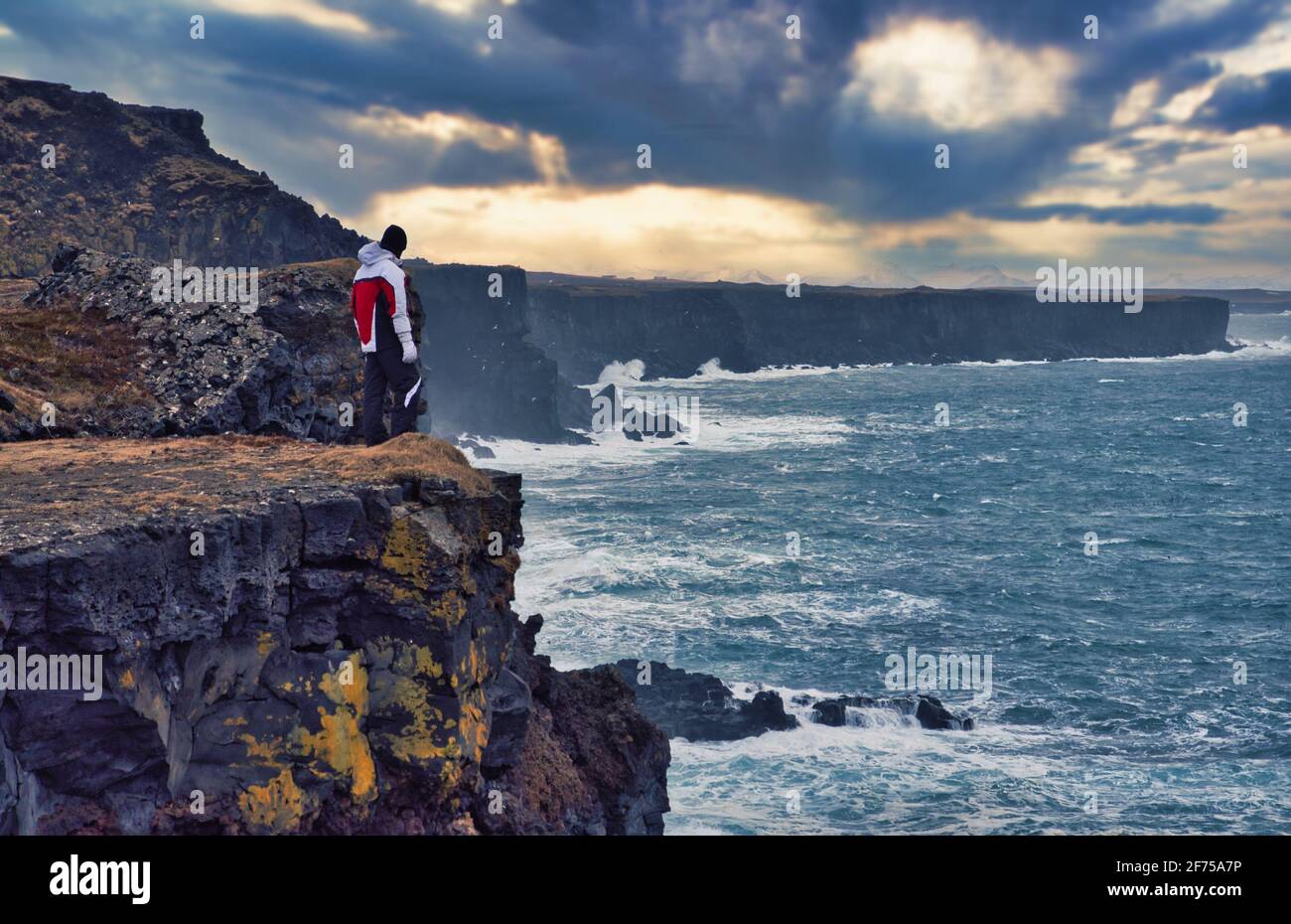 Mare tempestoso vicino a scogliere ruvide in Islanda Foto Stock