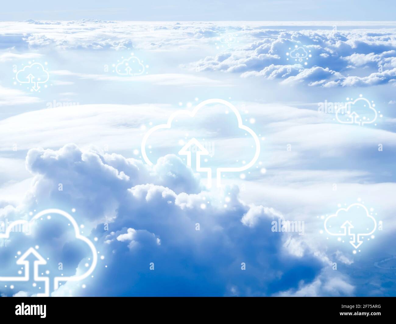 Concetto di tecnologia di cloud computing. Icone di archiviazione digitale cloud con frecce su e giù sopra lo sfondo del cielo. Rete dati, server online technolog Foto Stock