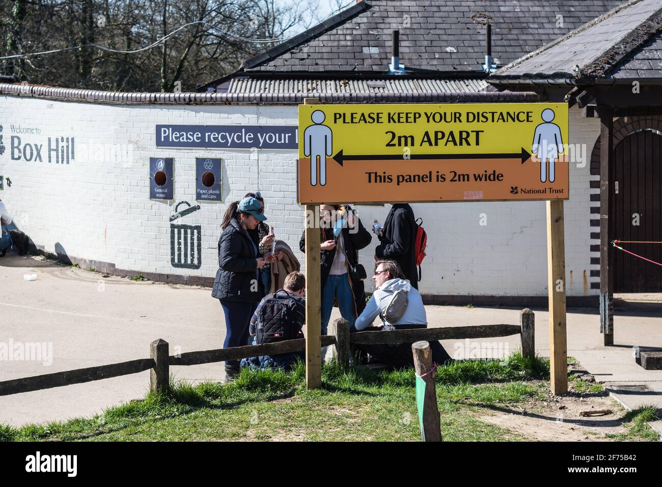 Tenere 2m a parte avviso in nazionale fiducia boxhill con la gente seduto sotto il banner in gruppo Foto Stock