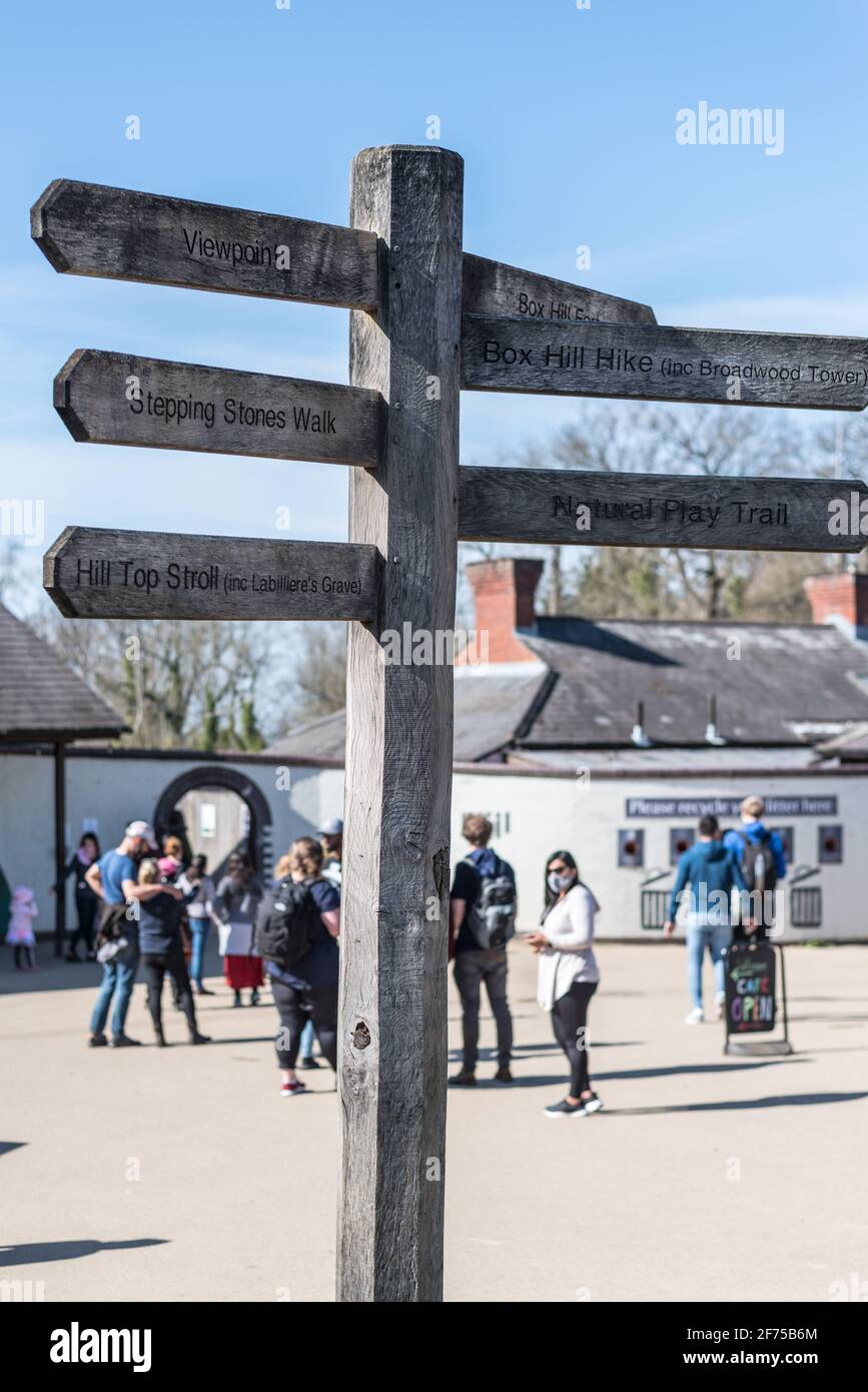 Cartello in legno in cima alla caffetteria Box Hill con sfondo blu chiaro Foto Stock