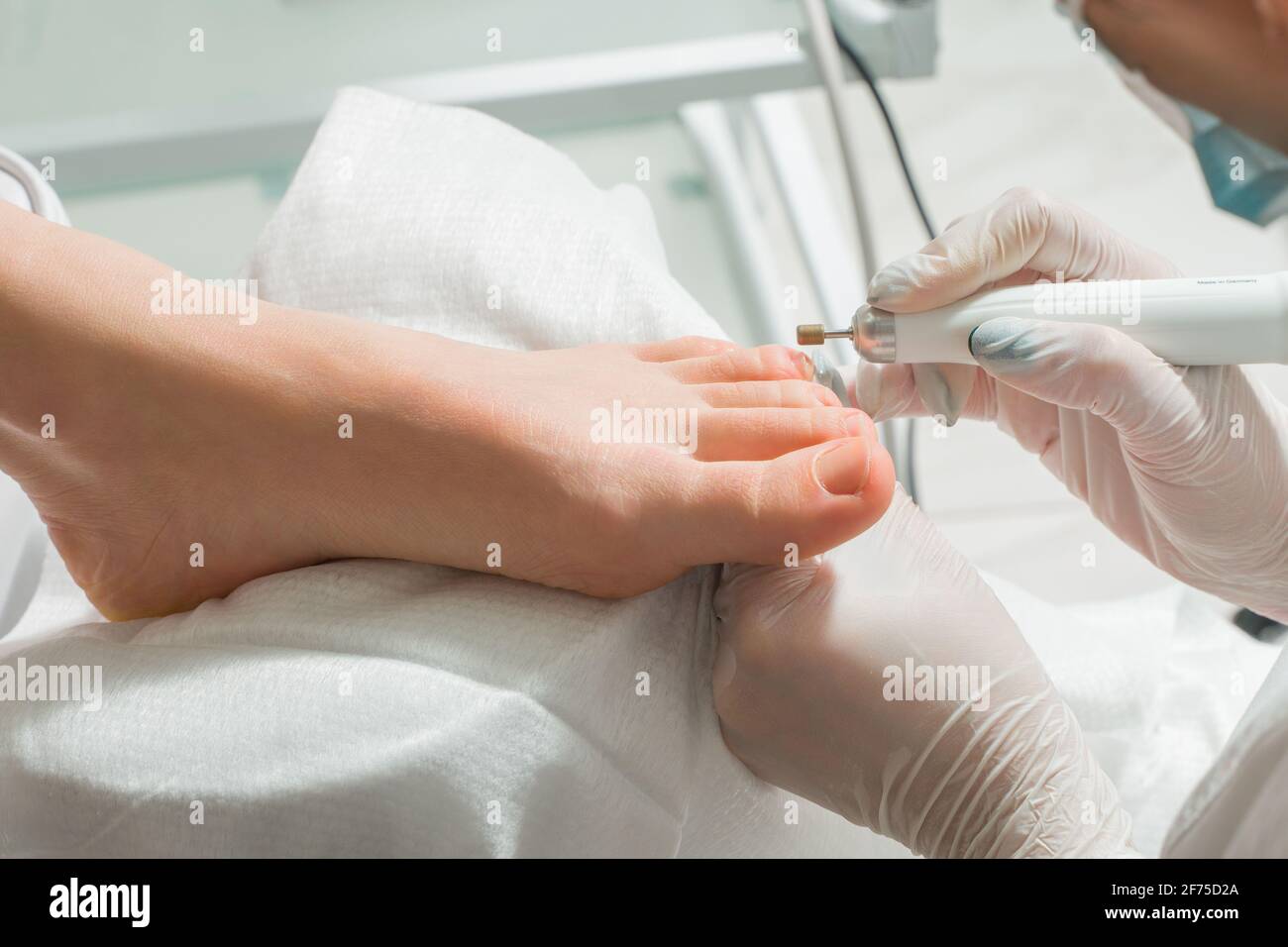 Un medico di podiatrist che si prende cura delle toenails di una donna.  Procedure cosmetiche dei piedi Foto stock - Alamy