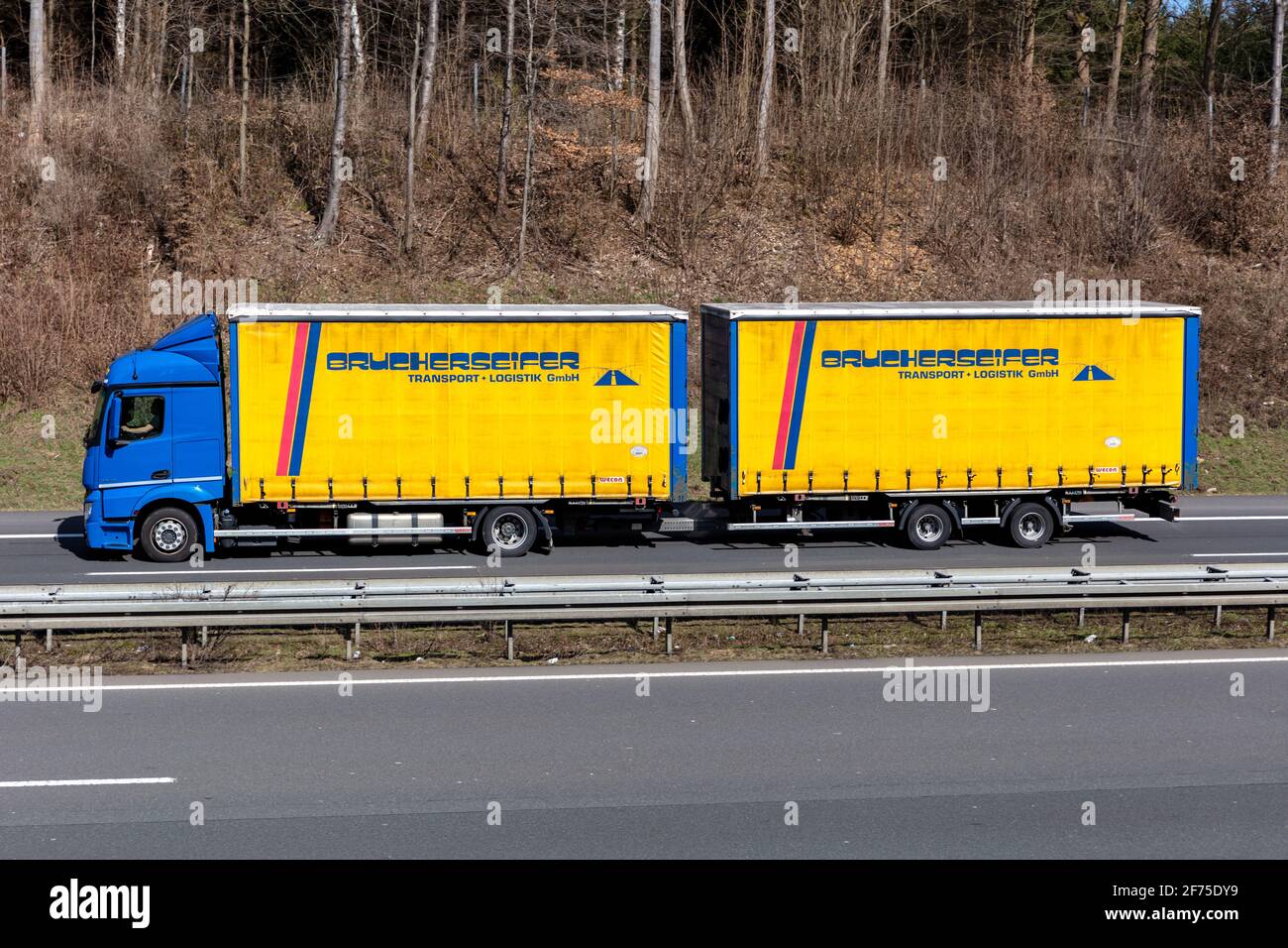 Camion combinato Brucherseifer Mercedes-Benz Actros su autostrada. Foto Stock