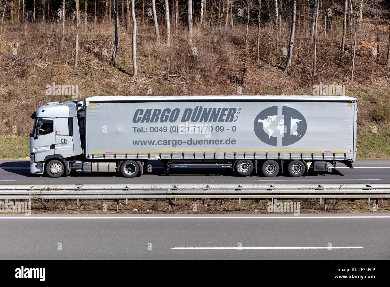 CARGO Duenner Renault con rimorchio a lato del marciapiede in autostrada. Foto Stock