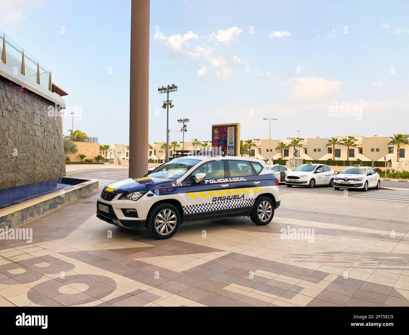 Alicante, Spagna - Aprile 2021: Auto della polizia locale parcheggiata vicino al centro commerciale Zenia Boluevard, stazione dei taxi, area urbana Foto Stock