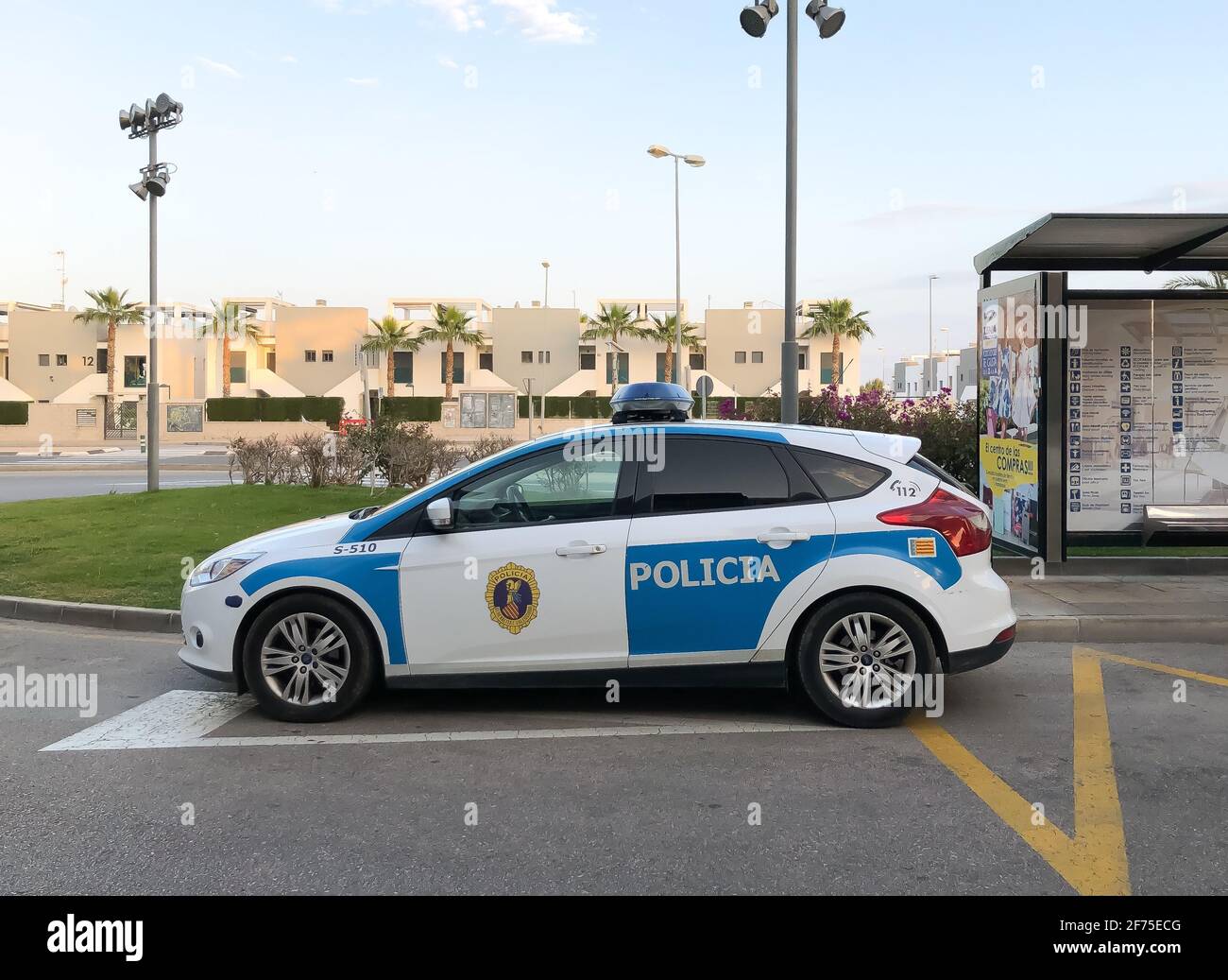 Alicante, Spagna - Aprile 2021: Auto della polizia locale parcheggiata vicino al centro commerciale Zenia Boluevard, fermata dell'autobus nell'area urbana Foto Stock