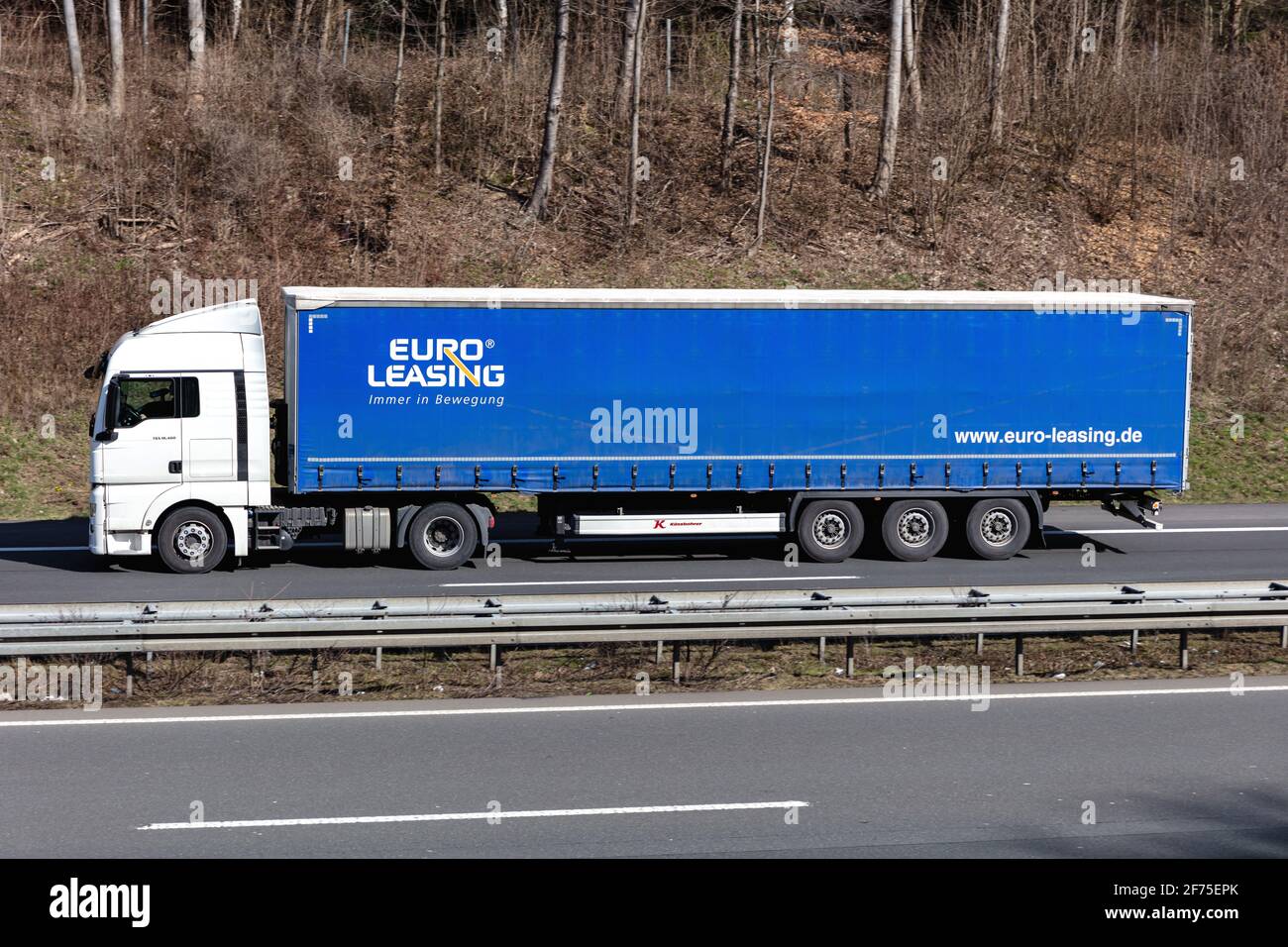 AUTOCARRO MAN TGX con rimorchio Euro Leasing su autostrada. Foto Stock