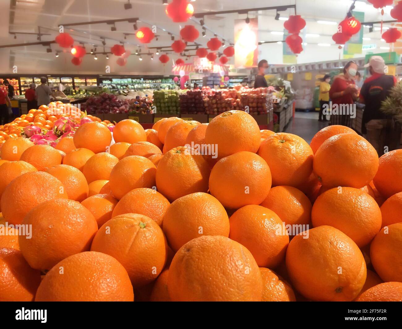 Arance mature e fresche sulla mensola della frutta in un supermercato. Messa a fuoco selettiva. Foto Stock