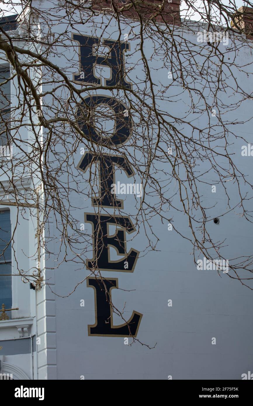 Hotel scritto in grandi parole sul lato di un edificio. Foto Stock