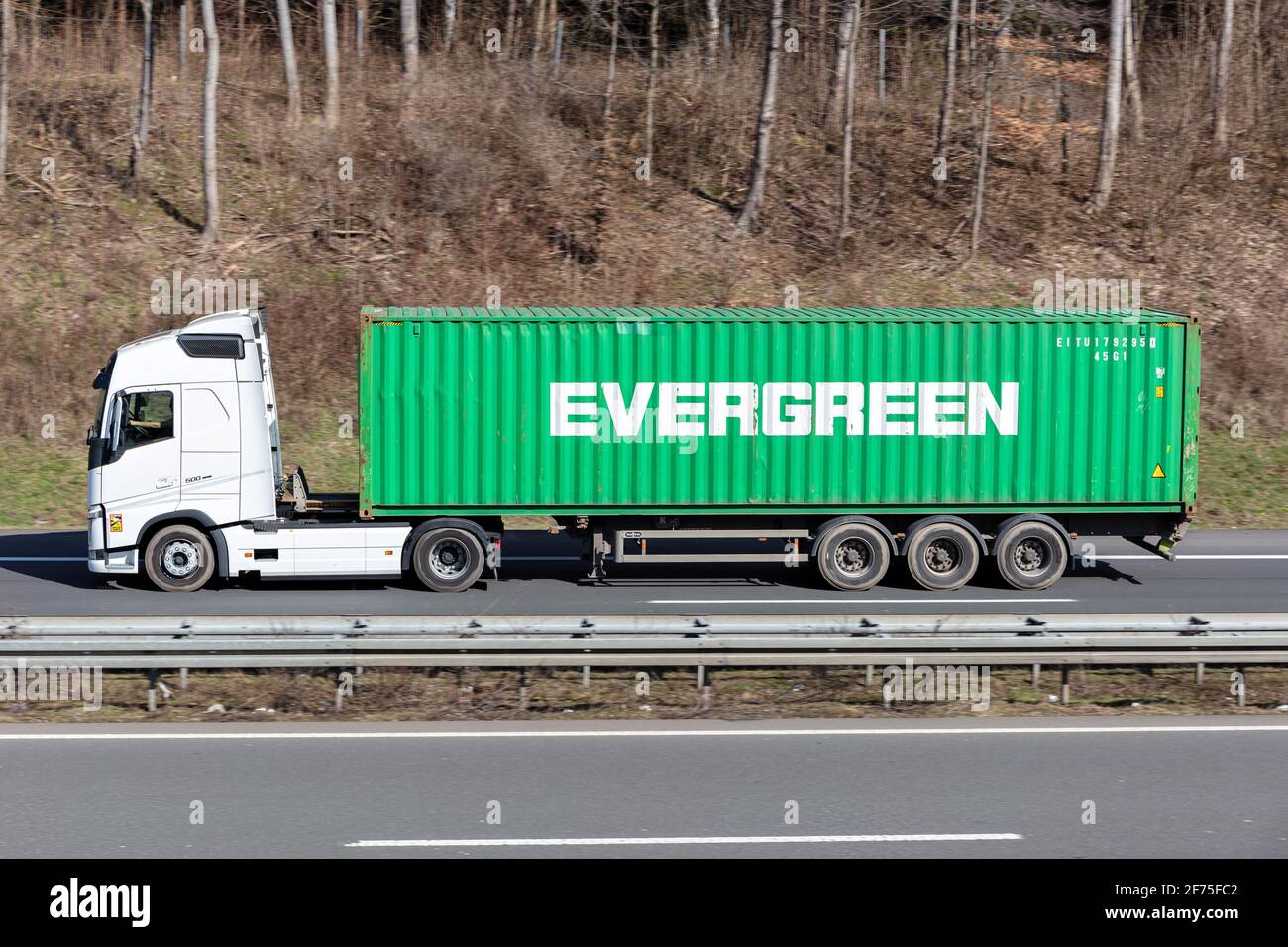 Veicolo Volvo FH con contenitore Evergreen in autostrada. Foto Stock